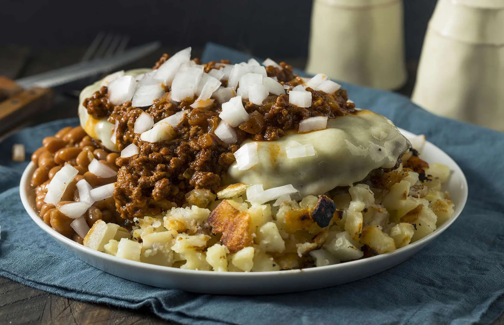 Garbage plate terdiri dari daging sapi cincang dan/atau hot dog yang diiris, yang ditaburkan di atas kentang goreng, kentang tumis, salad pasta, dan kacang panggang, kemudian diberi saus pedas.