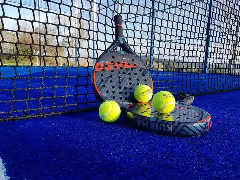 Padel tenis menggunakan raket tanpa senar yang lebih kecil dibandingkan dengan raket tenis biasa. Bola yang digunakan dalam padel tenis mirip dengan bola tenis