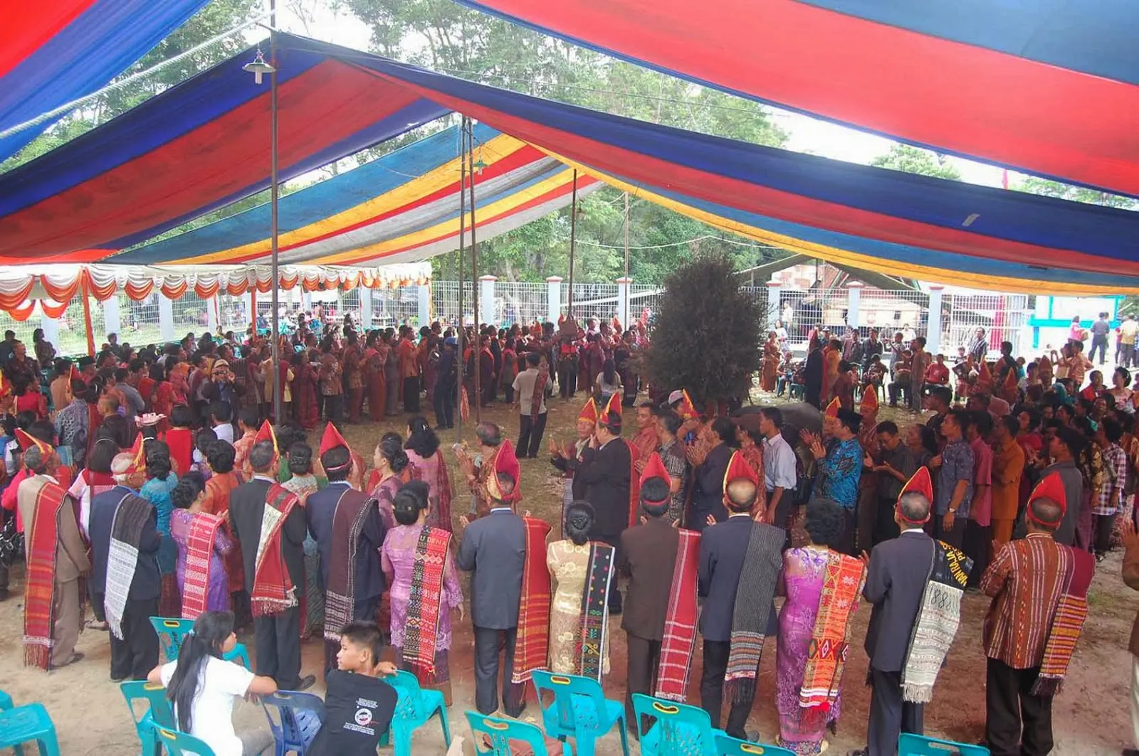 Keluarga besar Raja Marga Manihuruk dari berbagai daerah di Indonesia menghadiri Pesta Peresmian Tugu Raja Manihuruk di Desa Harapokan, Lumban Suhi-suhi, Samosir, Sumatera Utara, Sabtu, 29 Desember 2012.