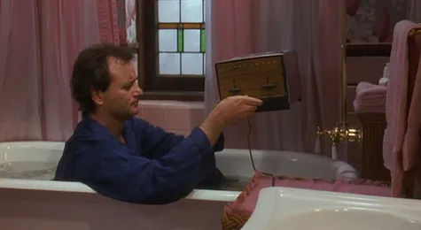 Dalam film Groundhog Day (1993), perjalanan waktu digambarkan sebagai alat untuk transformasi pribadi. Phil Connors terjebak dalam waktu yang berulang-ulang, yang memberinya kesempatan untuk merenung dan memperbaiki kesalahan-kesalahan yang ia lakukan