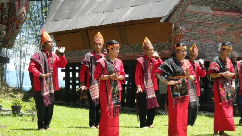 Marga memiliki fungsi untuk memperkuat solidaritas sosial dalam masyarakat Batak. Dengan mengetahui marga, seseorang dapat mengidentifikasi saudara dan kerabat yang berasal dari garis keturunan yang sama.