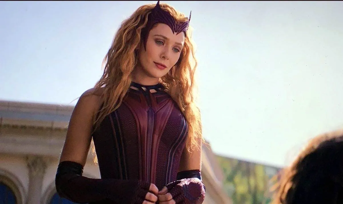 Wanda menyadari bahwa ia adalah Scarlet Witch, makhluk sihir dengan potensi besar.