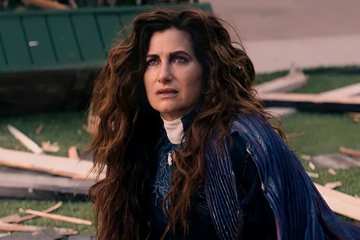 Kathryn Hahn sebagai Agatha Harkness mencuri perhatian dengan penampilannya yang penuh energi dan intrik. Dia berhasil menghidupkan karakter penyihir jahat dengan pesona dan humor yang menakutkan.
