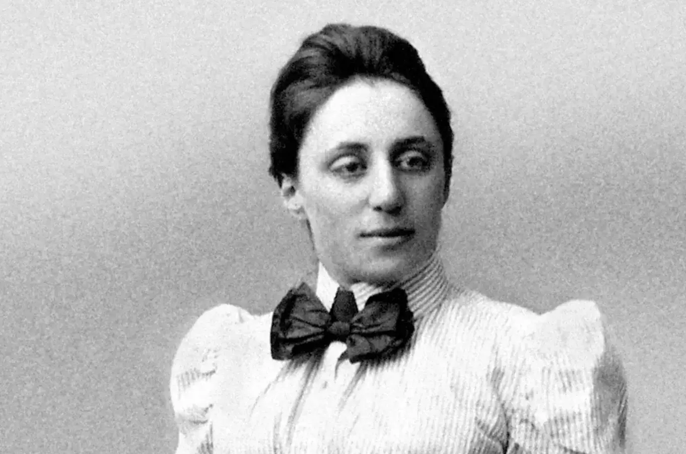 Emmy Noether adalah seorang matematikawan jenius asal Jerman yang memberikan kontribusi sangat besar dalam bidang aljabar abstrak dan fisika teori