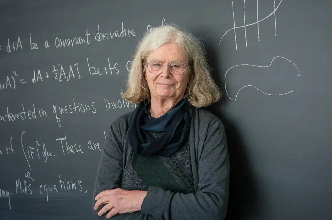 Pada tahun 2019, Karen Uhlenbeck menjadi wanita pertama yang dianugerahi Medali Abel, sebuah penghargaan bergengsi dalam matematika, untuk kontribusinya yang luar biasa dalam geometri diferensial dan analisis matematis.