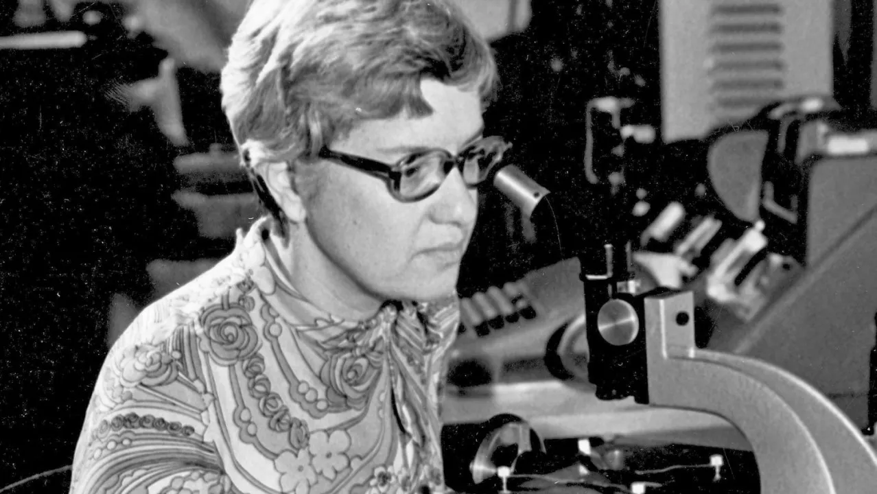 Vera Rubin banyak berkontribusi dalam mengubah pemahaman kita tentang struktur kosmos. Dia memenangkan banyak penghargaan, termasuk Penghargaan Emas National Medal of Science pada tahun 1993